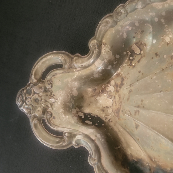 INTERNATIONAL SILVER COMP. SILVER PLATE COUNTESS SHELL SERVING TRAY. - Picture 7 of 7